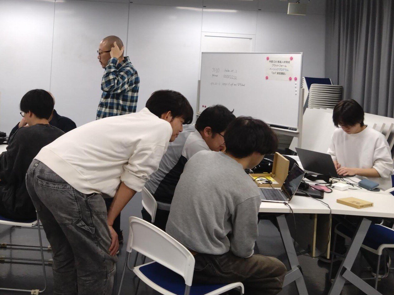 IoT演習講座：プロトタイピング　学生TA支援の様子