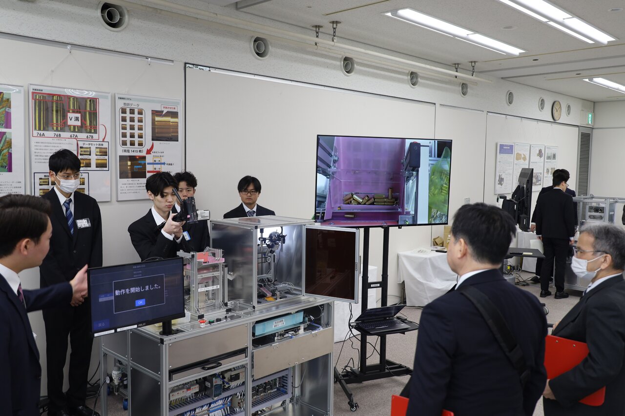 大量生産される小型金属加工部品の外観（傷・打痕）を自動で検査し、出荷用に払い出す装置も製作しました